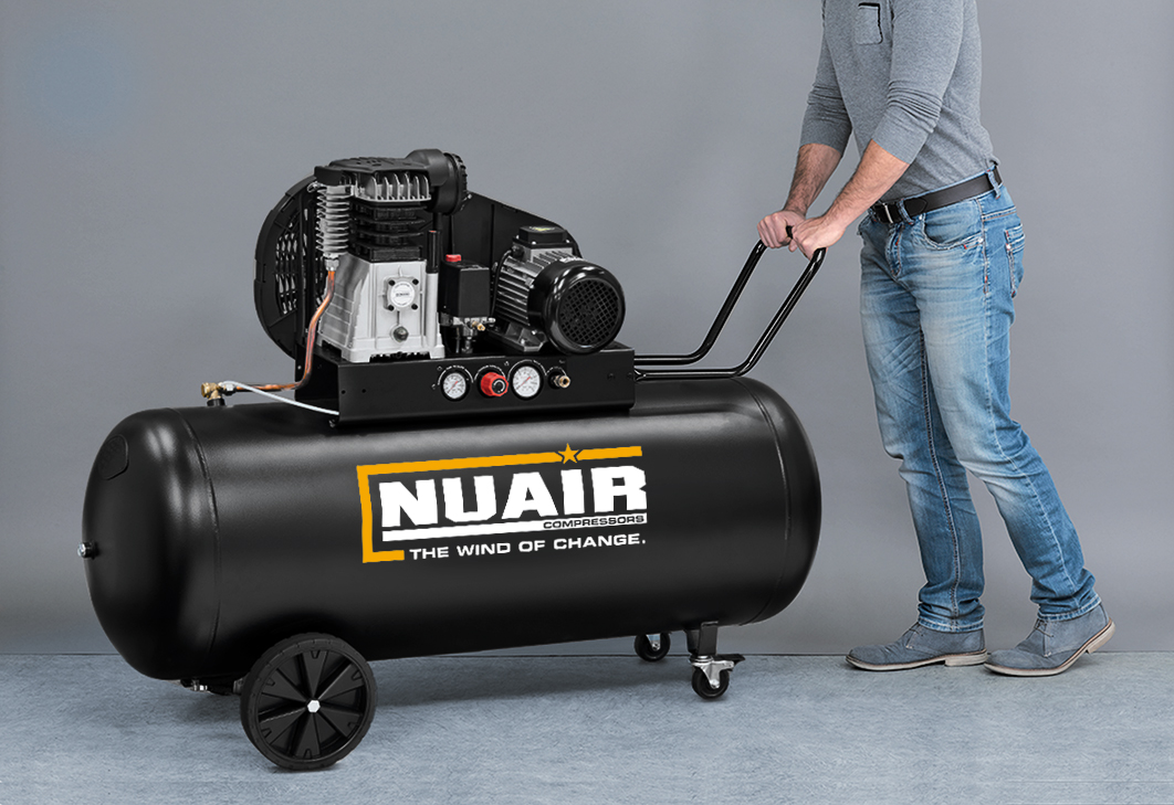 B3800B/4CT/270 TECH PRO Compressore professionale a cinghia monostadio, adatto per artigiani e piccole industrie. altre applicazioni